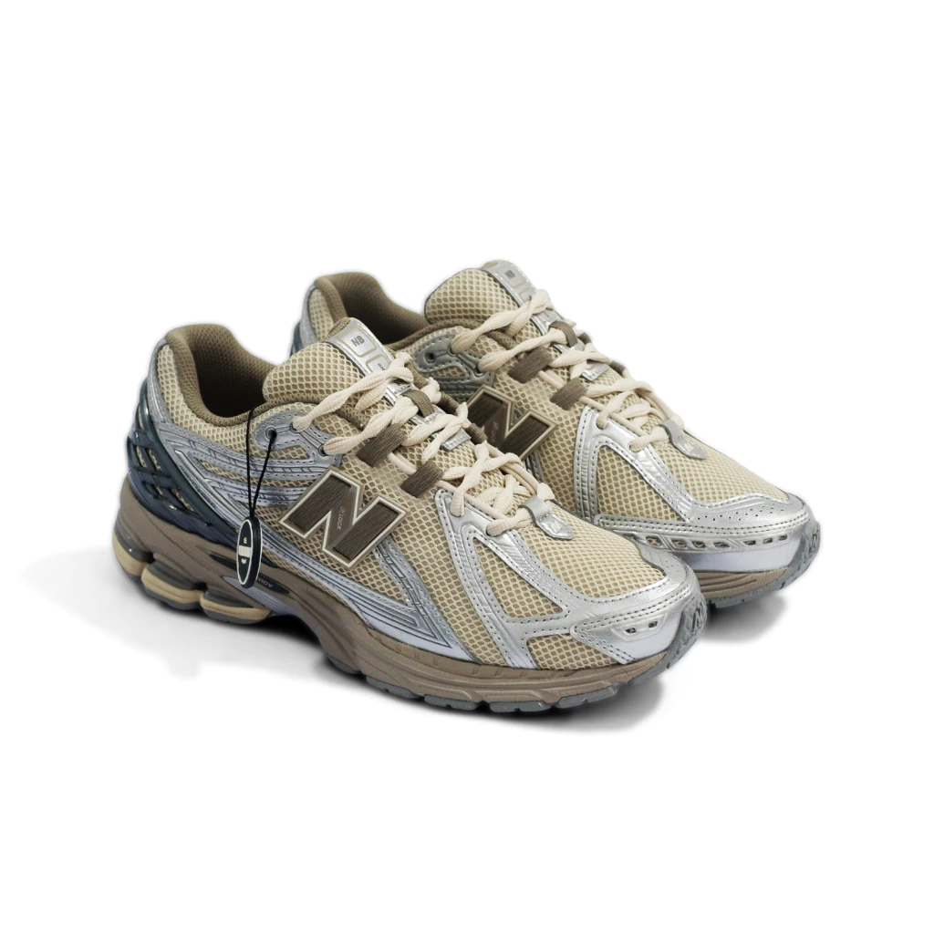 id-11134207-8224x-ml4igsbj5z4709 New Balance 1906R Silver Tan Mens U1906RCP - Image 1