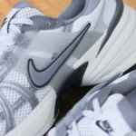Nike V2K Run Pure Platinum Wolf Grey Womens FD0736 003 - Gambar 4