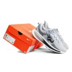 Nike Vomero 18 Wolf Grey Anthracite Unisex HQ2157 008 - Gambar 2