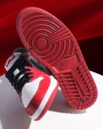 Nike Jordan 1 Retro Low OG Chicago Mens HQ6998 600 - Gambar 4