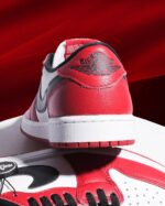Nike Jordan 1 Retro Low OG Chicago Mens HQ6998 600 - Gambar 3